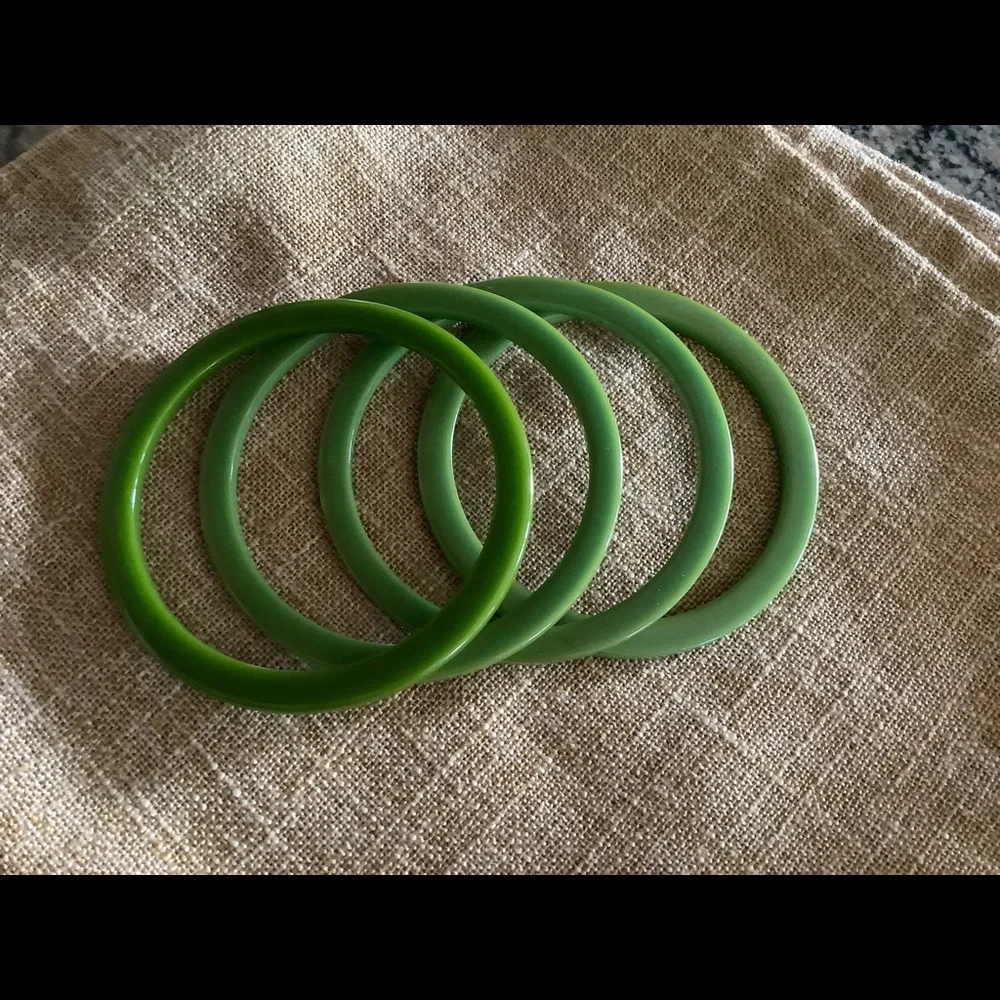 Authentic Vintage Bakelite Apple Green Set of 3 Bangles - Picture 3 of 3